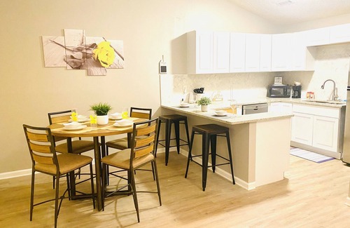 Church Street Casa | Large Lux Duplex 5Beds/4Baths 10 Mins from Airport