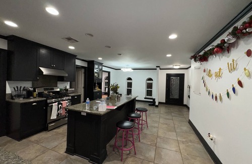 Kenner - Louis Armstrong International Airport Casa | Large, Luxe NOLA/Metairie Home-- Tankless Waterheater, Huge Yard! Near Lakefront