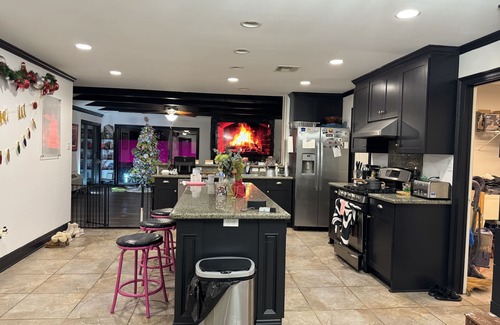 Kenner - Louis Armstrong International Airport Casa | Large, Luxe NOLA/Metairie Home-- Tankless Waterheater, Huge Yard! Near Lakefront