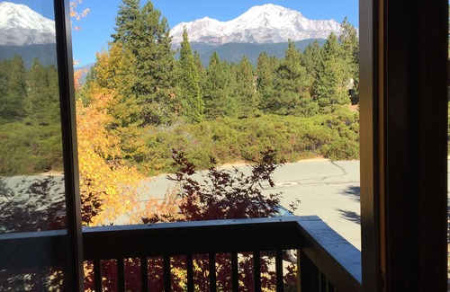 Mount Shasta Casa | Gran monte de lujo. Shasta Home (4600 ') en el campo de golf del resort con impresionantes vistas