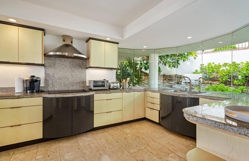 Honolulu Casa | Large Luxury Home w/ pool and Ocean Views. Special discounted rate March 2025