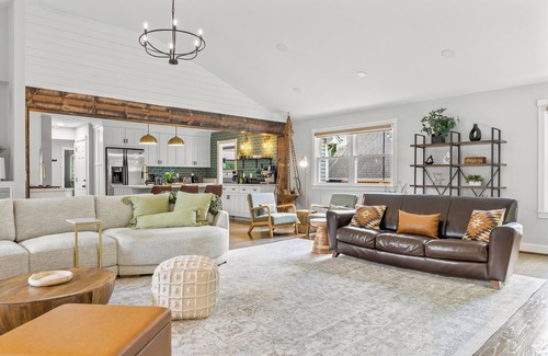 Nashville Casa | Large Luxury Oasis - Minutes from Airport, Downtown, Opry, Lake - 8 beds, 3 Bath