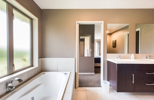 Rolleston Casa | Gran dormitorio principal con baño y baño en nuestra casa privada