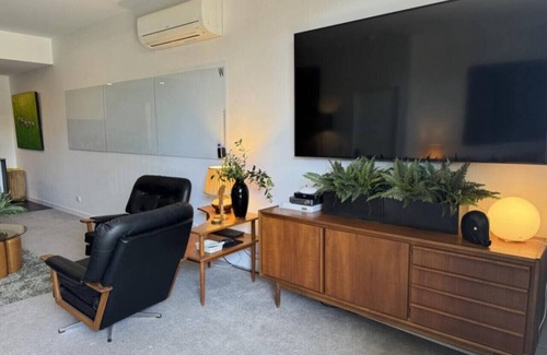 Braddon Condominio | Large Mid Century Styled Studio in the heart of Braddon