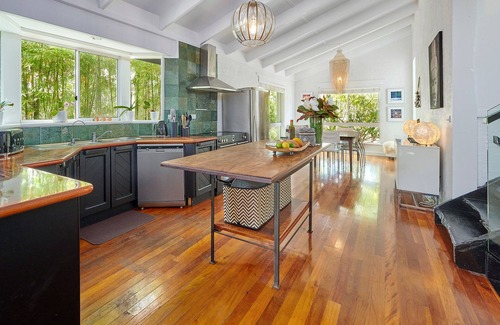 Suffolk Park Casa | Gran casa de 2 pisos con encanto moderno y 4 camas