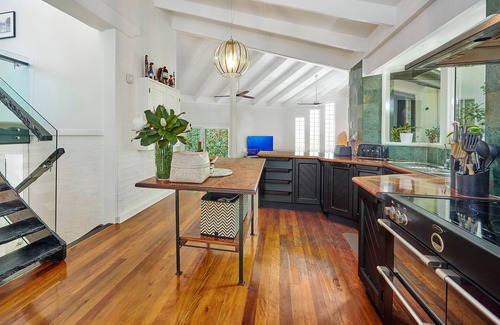 Suffolk Park Casa | Gran casa de 2 pisos con encanto moderno y 4 camas