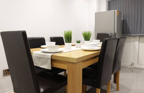 Birmingham City Centre Casa | Large Modern 5 Bed Town House Within Birmingham City Centre