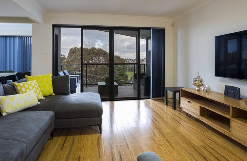Scarborough Casa | Large Modern Home close to Scarborough Beach