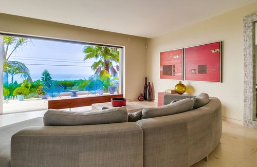 Sunset Cliffs Casa | Large & modern home close to the ocean w/private washer/dryer - 1 dog welcome