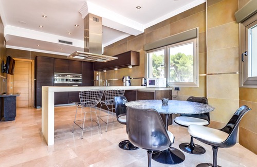 Urbanitzacio la Fustera Villa | Gran villa moderna con piscina interior y exterior y sauna