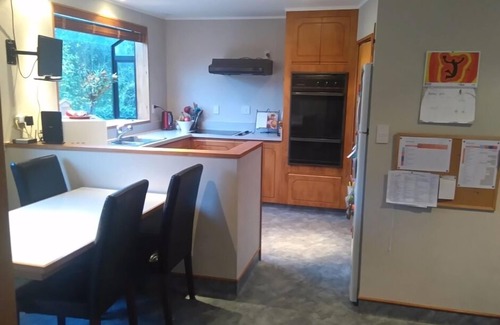 Havelock North Casa | Casa familiar grande de varios pisos cerca del pueblo.