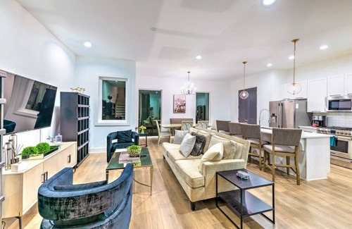 Berry Hill Casa | Large New Luxury Home! Rooftop Views w/Hot Tub!