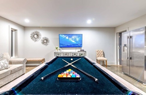 Berry Hill Casa | Large New Luxury Home! Skyline Views + HOT TUB!
