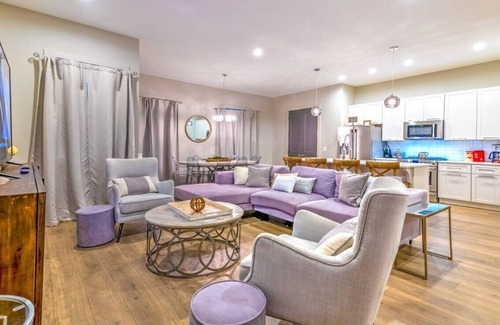 Berry Hill Casa | Large New Luxury Home! Skyline Views + HOT TUB!