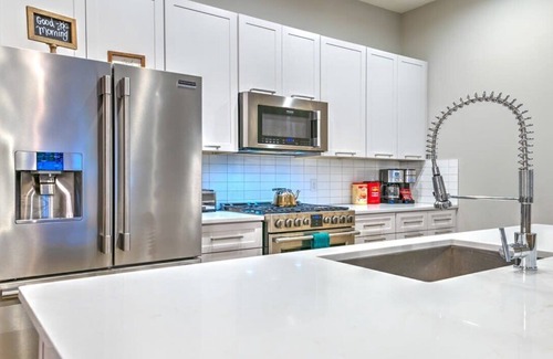 Berry Hill Casa | Large New Luxury Home! Skyline Views + HOT TUB!