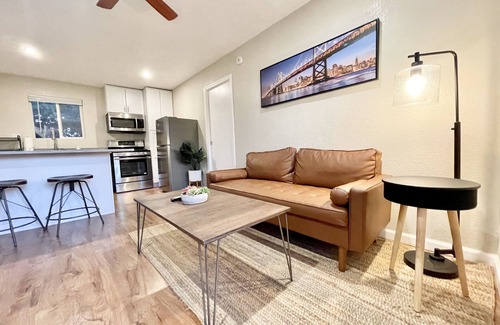 Willow Glen Casa | Large New Modern Guest House + Laundry + Garden