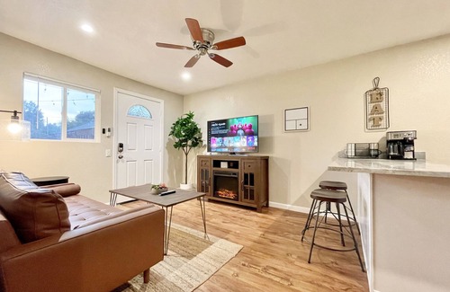 Willow Glen Casa | Large New Modern Guest House + Laundry + Garden