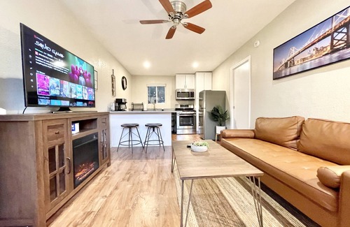 Willow Glen Casa | Large New Modern Guest House + Laundry + Garden