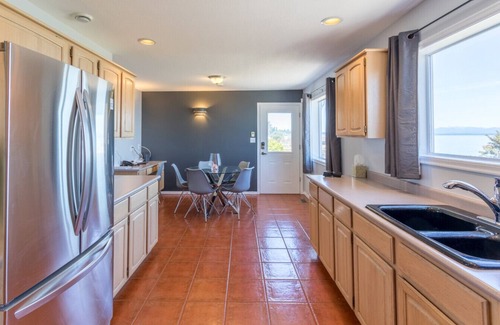 Campbell River Casa | Gran casa frente al mar con jacuzzi!