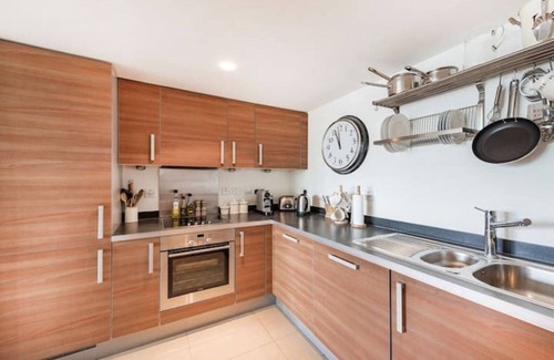 St. Mary's Park Apartamento | Large One Bed Riverside Apartment in Battersea