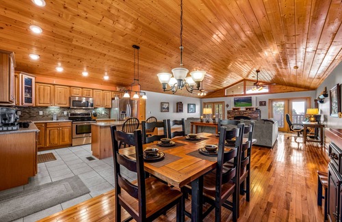 Kodak Cabina | 🏔Large Open Cabin, Jaw Dropping Views, Hot Tub and more! 🌊
