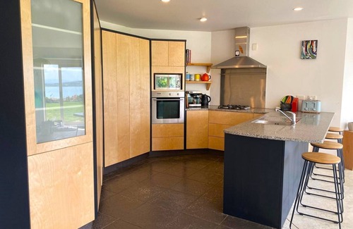 Parua Bay Casa | Large open plan home with outstanding views and sun - Close to shops and beach