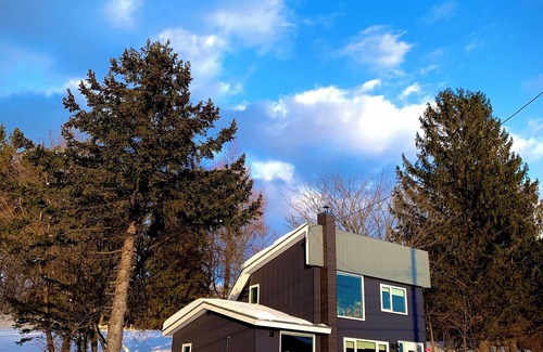 Minamifurano Casa | Large panoramic view of the ski slopes from the large windows. Ezo squirrels and wild birds visit the windows and can be fed during your stay. The warmth of the wood stove creates a comfortable moment. (Pets are allowed.)
