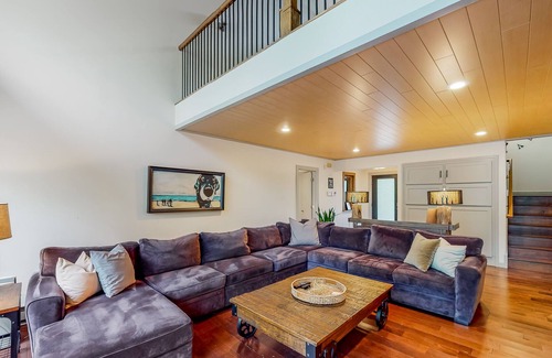 East Stroudsburg Casa | Large Penn Estates home with private hot tub, fireplace & pool table - dogs ok