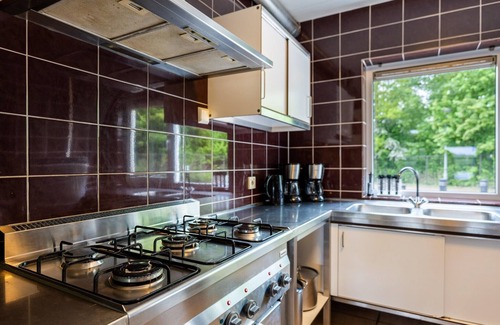 Gasselternijveen Casa | Casa grupal con chimenea cerca del agua