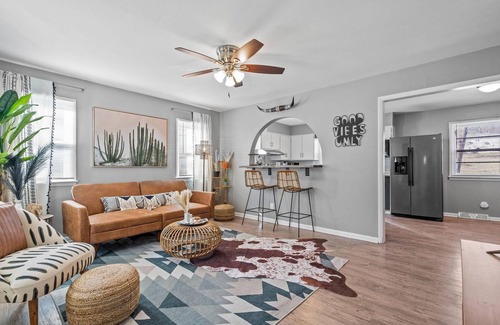 Merriam Casa | Large Pet Friendly Home Close to I-35 Hwy & KC