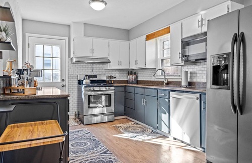 Merriam Casa | Large Pet Friendly Home Close to I-35 Hwy & KC