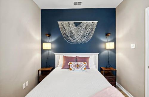 Corpus Christi Casa | Large Pool, Near the Beach, 5 Bedroom, Pet-Friendly, Patio, Grill