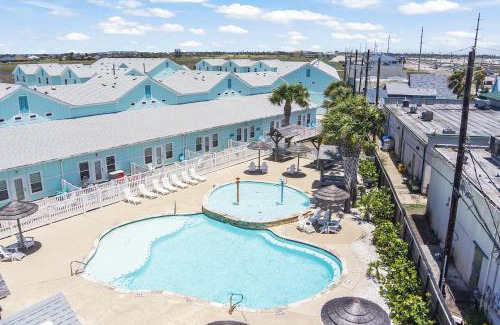 Corpus Christi Casa | Large Pool, Near the Beach, 5 Bedroom, Pet-Friendly, Patio, Grill