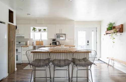 Kitchener Apartamento | Large private deck near downtown