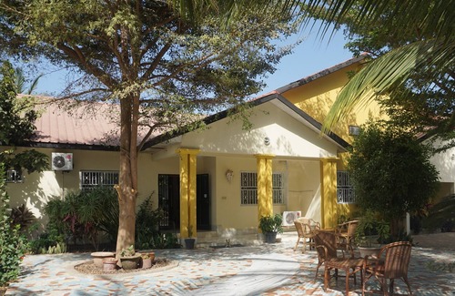 Serrekunda Cama Y Desayuno | Amplia habitación familiar privada en B & B Villa Calliandra