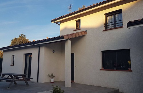 Labarthe-sur-Leze Casa | Amplia habitación privada con baño y aseo.