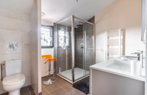 Labarthe-sur-Leze Casa | Amplia habitación privada con baño y aseo.