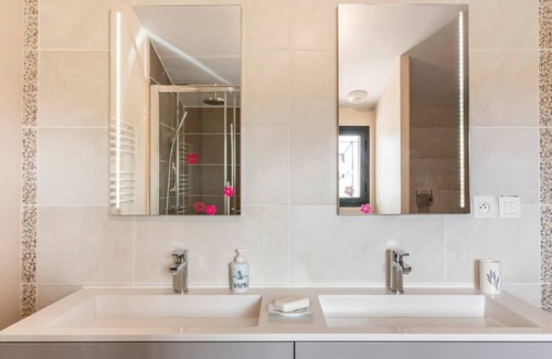 Labarthe-sur-Leze Casa | Amplia habitación privada con baño y aseo.