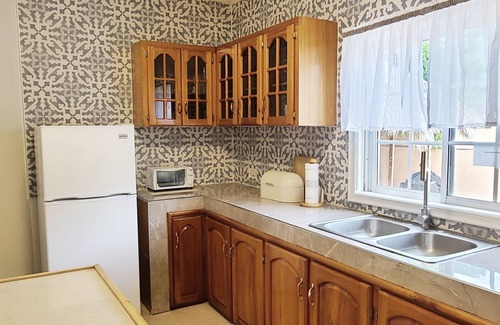 Treasure Beach Villa | LARGE Private Pool - 1 minute walk to beach AC in ALL bedrooms !!!
