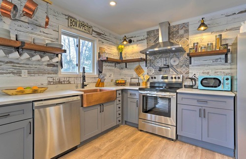 Bartonsville Casa | Large Private Rustic Retreat w/hot tub, fire pit, game room