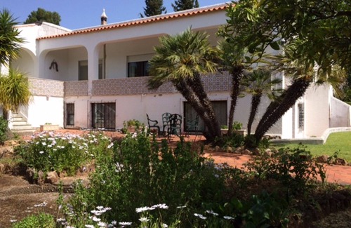Portimao Villa | Hermosa villa grande (300 m2) con piscina privada, maravilloso jardín y cuatro habitaciones.