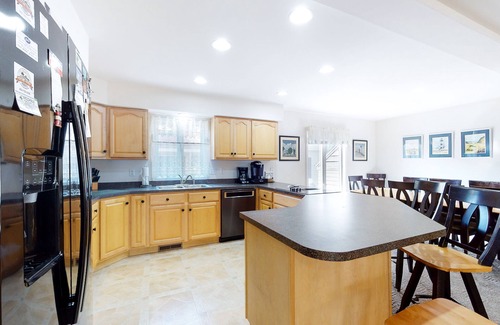 Caine Woods Casa | Large, Quiet Family Home w/ Deck, Porch & WiFi - Walk to the Beach, Shops & More