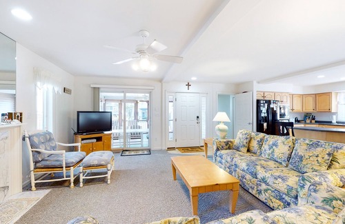 Caine Woods Casa | Large, Quiet Family Home w/ Deck, Porch & WiFi - Walk to the Beach, Shops & More