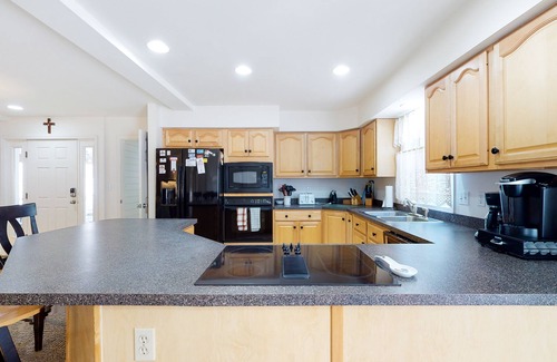 Caine Woods Casa | Large, Quiet Family Home w/ Deck, Porch & WiFi - Walk to the Beach, Shops & More
