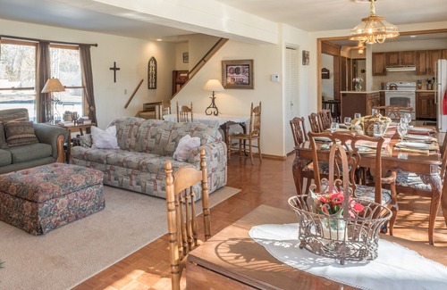 Buena Vista Casa | Gran Rambling Ranch House, en la ciudad con vistas MTN, a pie de tiendas / restaurantes / pubs