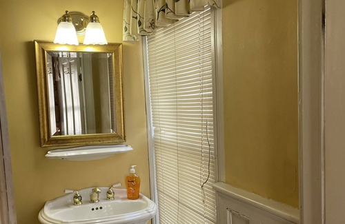 Warrenton Casa | Large Room Facing the Manor Lawn