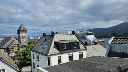 Alesund Casa | Large room, unique loftspartment, balcony, free parking