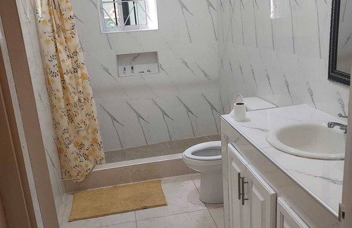 May Pen Casa | Large spacious 2 bedroom 2 bathroom, secure garage family house.