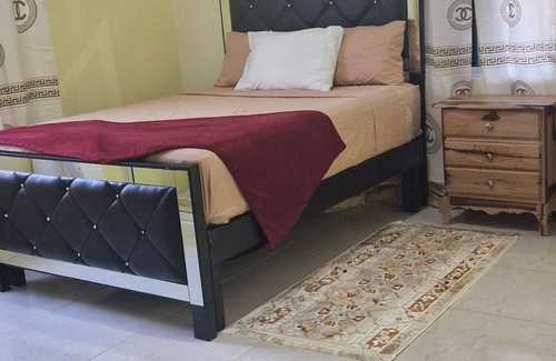 May Pen Casa | Large spacious 2 bedroom 2 bathroom, secure garage family house.