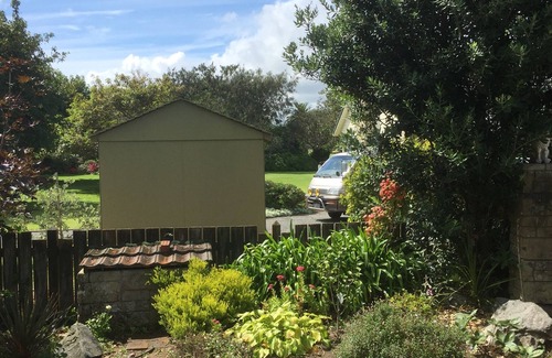 Waikanae Casa | Large spacious family home 3 minutes drive to beach